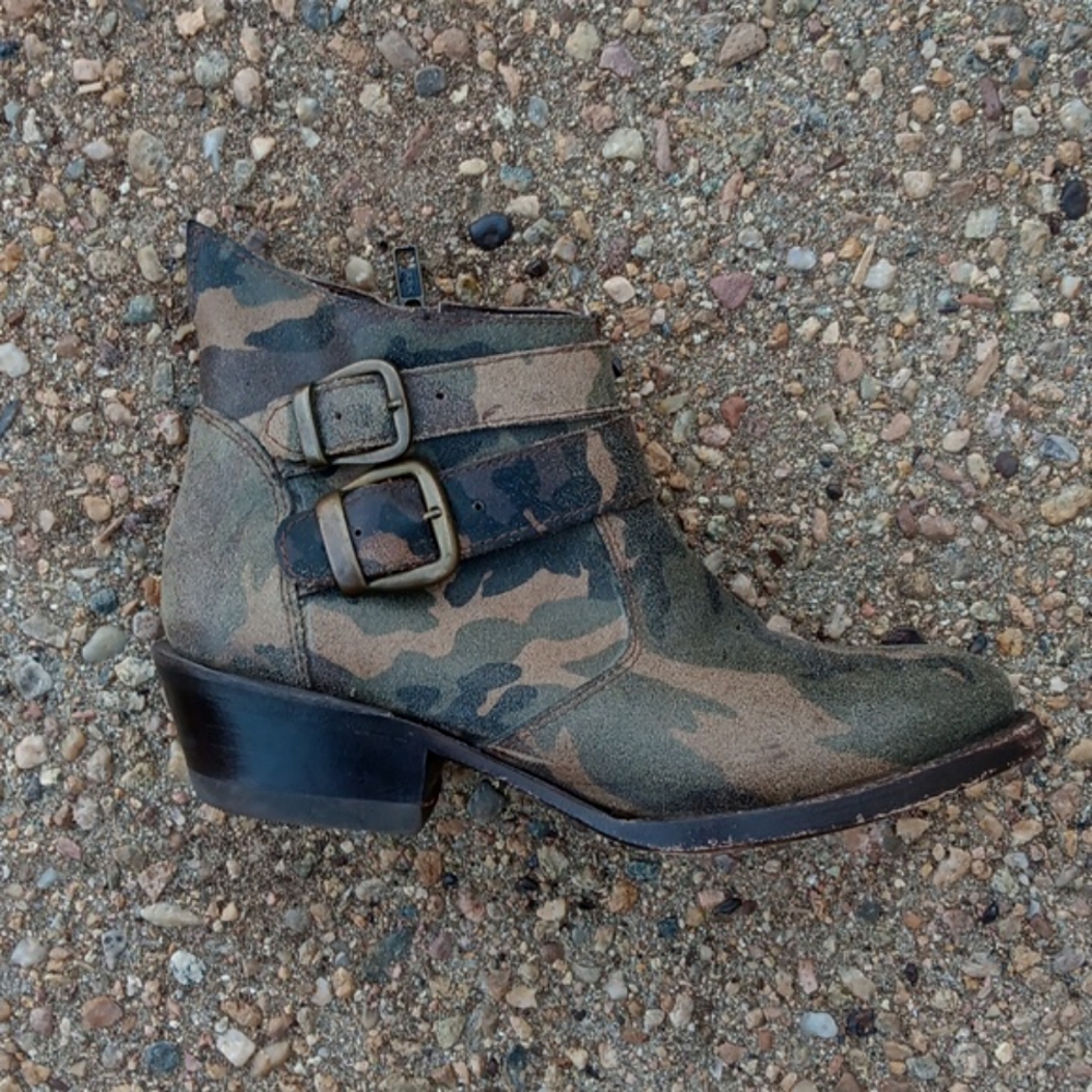 Cofi camo print leather ankle boots booties Women's sz 6.5
